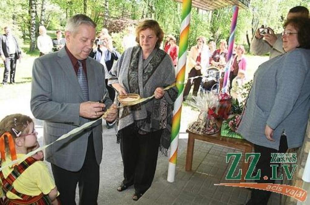 Svinīgais lentas pārgriešanas brīdis. Ar šķērēm rokās – Valgundes novada domes priekšsēdētājs Edgars Turks.
Autors: Agris Samcovs.