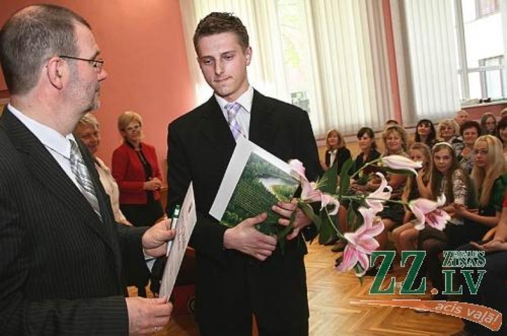 Astoņu mācību olimpiāžu uzvarētājs, Līvbērzes vidusskolas 12.klases skolnieks Elvijs Kukša.
Autors: Agris Samcovs.