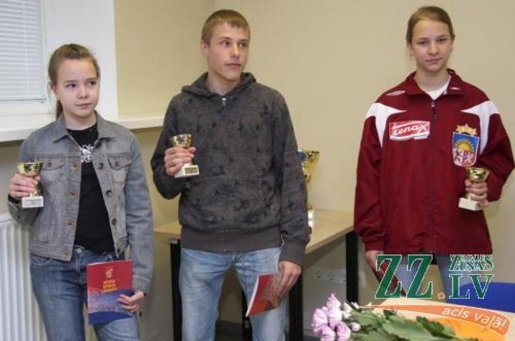 Mēneša sporta laureāti karatisti Marija Larisa Agafonova (no kreisās), Kalvis Kalniņš un Viktorija Rezajeva šo titulu nopelnījuši jau vairākkārt.
Autors: Krišjānis Grantiņš.