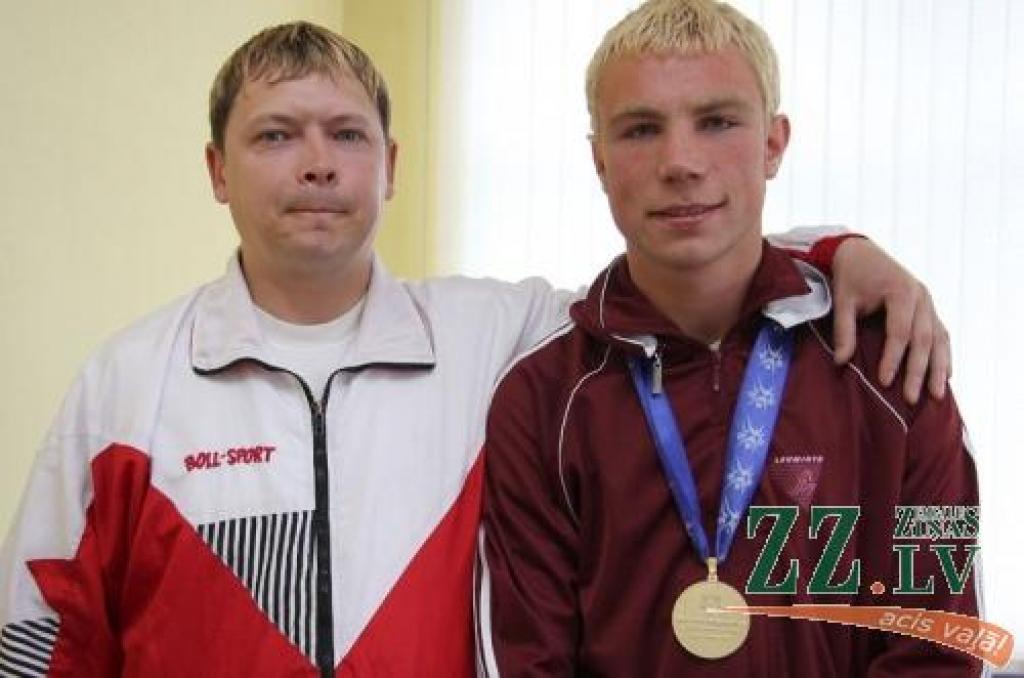 Speciālās olimpiādes Eiropas kausa izcīņas futbolā zelta medaļnieks - Igors Kreija (no labās) un sporta skolotājs Andris Urbāns.
Autors: Krišjānis Grantiņš.