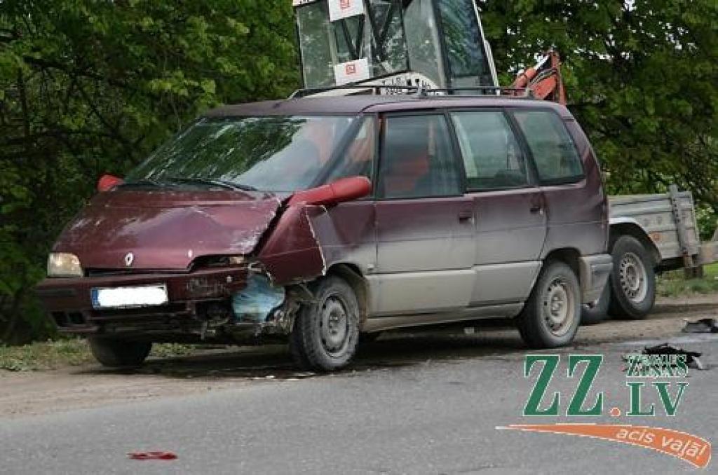 «Renault», kas vilka piekabi ar neliela izmēra traktoru, vadītājs acīmredzot neievēroja drošu distanci, un tā rezultātā arī notika negadījums.
Autors: Inga Karlinska.