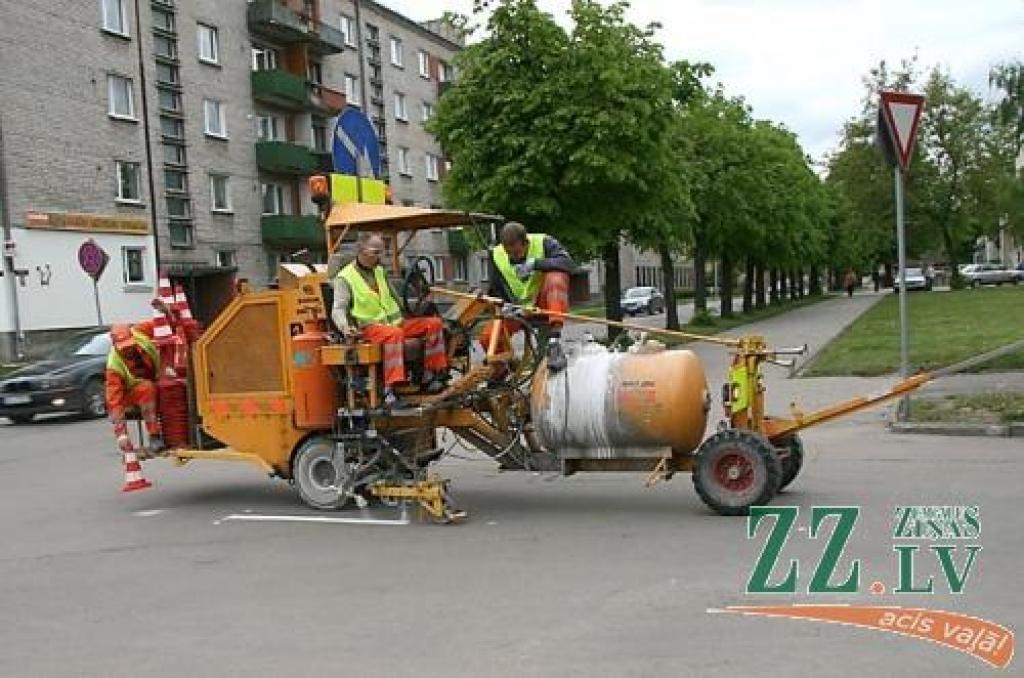 Saglabājoties labiem laika apstākļiem, ielu horizontālo apzīmējumu krāsošanas darbus varētu pabeigt pāris nedēļu laikā.
Autors: Inga Karlinska.