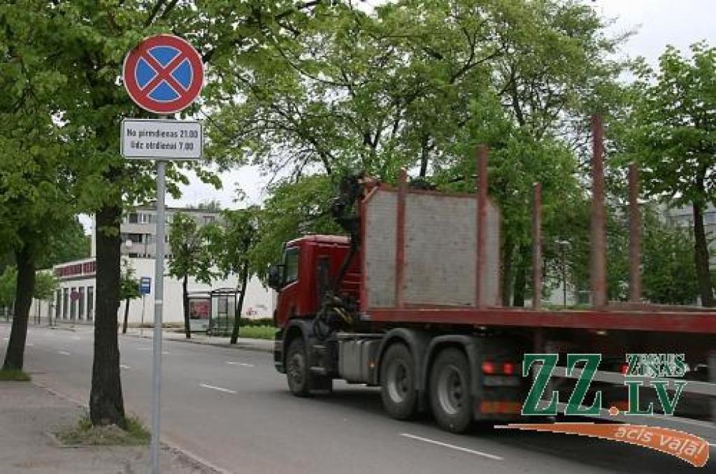 Šādas zīmes izvietotas vairākās pilsētas vietās.
Autors: Inga Karlinska.