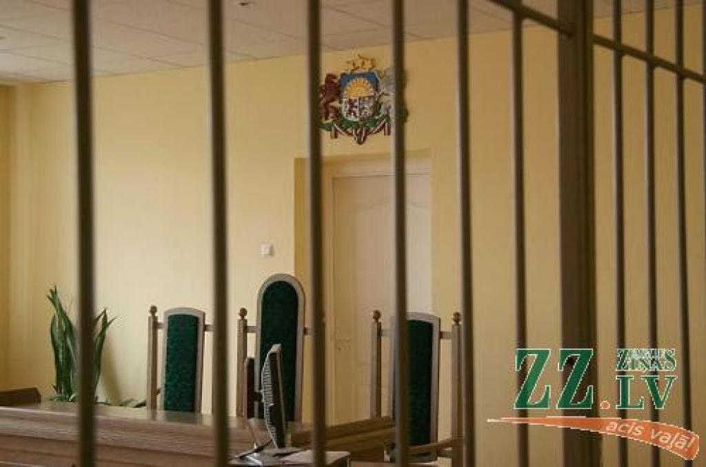 Pēc gandrīz trīs gadus ilgušas pirmstiesas izmeklēšanas pirmdien apsūdzētais deputāts stāsies tiesas priekšā.
Autors: Inga Karlinska.