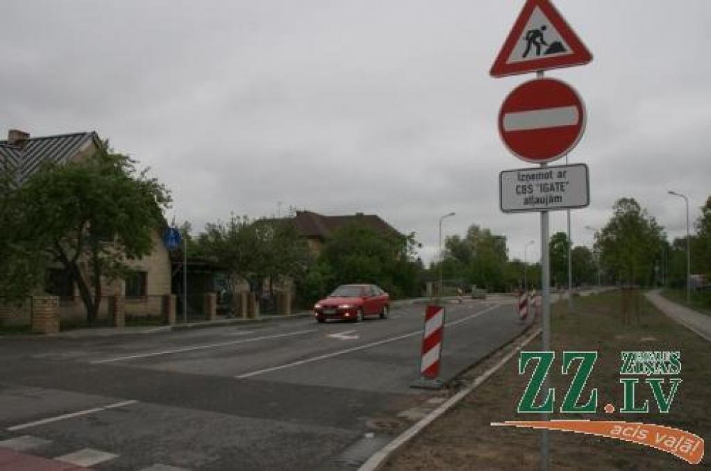 Jaunas asfalta virskārtas uzklāšanu iecerēts pabeigt jau tuvākajā laikā.
Autors: Inga Karlinska.