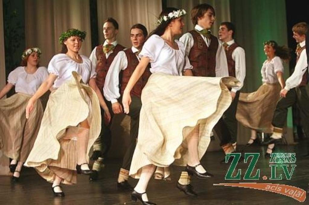 «Viņpus upes ozoliņi» - līriska noskaņa, ko spēj radīt «Jundari».
Autors: Agris Samcovs.