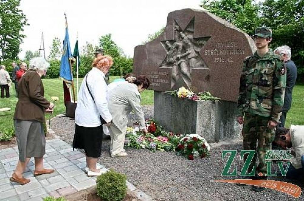 Ziedi gulst pie pieminekļa latviešu zemessargiem, kas ievadīja latviešu strēlnieku pulku organizēšanu.
Autors: Agris Samcovs.