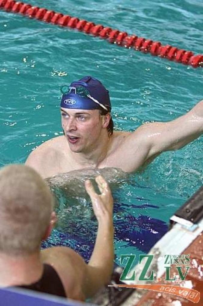 Cīņā ar sīvāko konkurentu Māri Lencēviču 100 metru tauriņstila peldējumā pirmais finišēja Jaroslavs Orbidāns (pa labi).
Autors: Agris Samcovs.