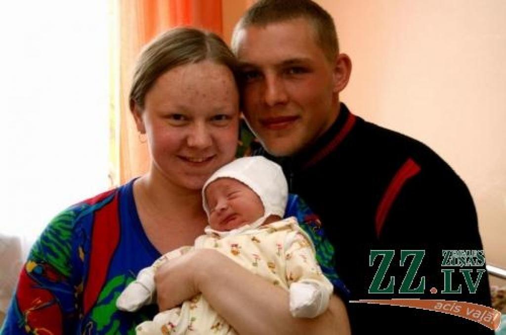 Jevgeņijai un Kasparam Ribikauski ar pirmdzimto Dominiku Kasparu.
Autors: Agris Samcovs.