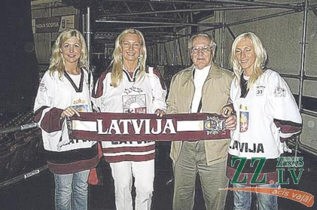 Gunārs Aleksis un lepnas blondīnes - Jolanta Galēna (no kreisās), Kerija Paukina un Zane Čača Halifaksas sporta arēnā.
Autors: No Gunāra Alekša personīgā arhīva.