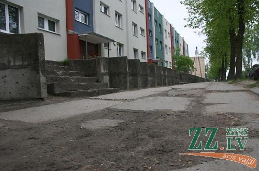 Mājas renovācijas darbu laikā strādnieki papostījuši trotuāru.
Autors: Inga Karlinska.