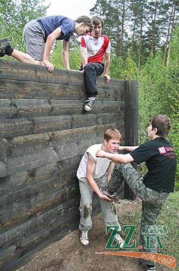 Jelgavas jaunākās grupas jaunsargi draudzīgi pārvar divus metrus augsto žogu.
Autors: Agris Samcovs.