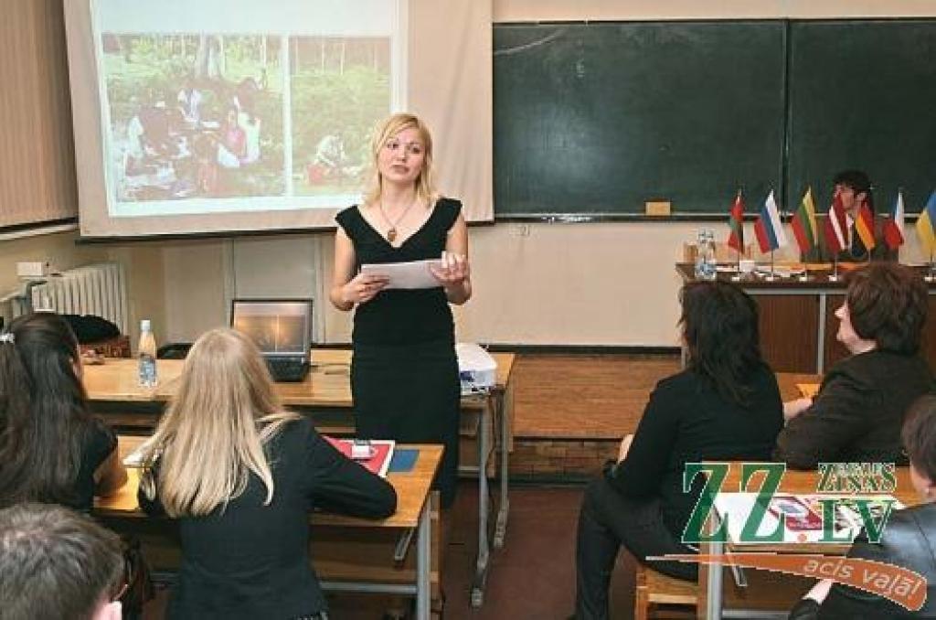 Konferences dalībniece un vadītāja Alise Raupe dalībniekiem stāstīja par brīvprātīgo darbu iespējām.
Autors: Agris Samcovs.