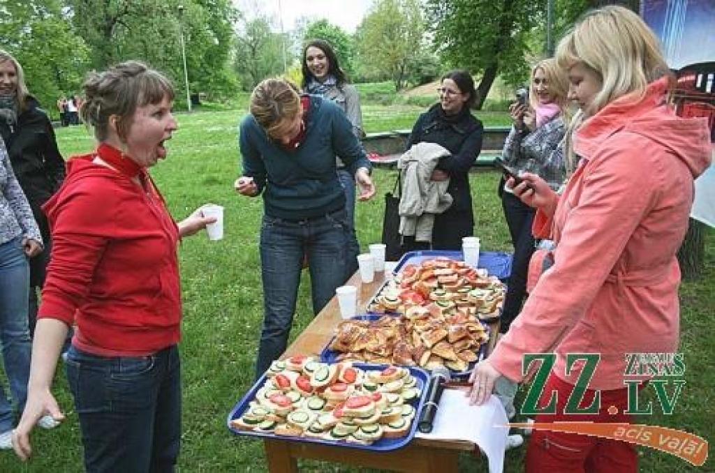 Gita Zemberga ēšanas sacensībās rāda žūrijai, ka paņemtās maizītes ir apēstas.
Autors: Agris Samcovs.