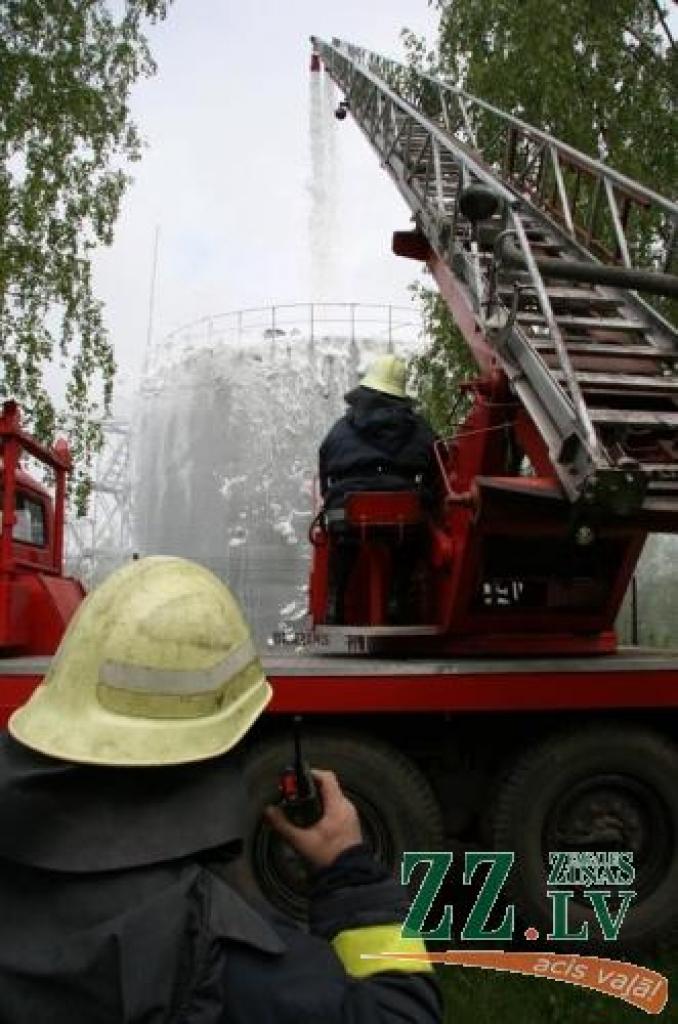 Ugunsgrēka gadījumā naftas produktu rezervuārā no augšas ar putām tiktu slāpētas liesmas, bet no sāniem ar ūdeni - dzesēts uzkarsušais rezervuāra korpuss.
Autors: Inga Karlinska.