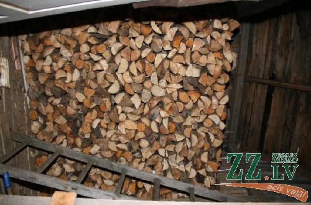 Daudzi malkas piegādātāji ar godīgumu neizceļas. Kamēr vēl kurināmais krustu šķērsu samests auto kravas kastē, tirgoņi gatavi pircējiem «gaili galvā iepūst».
Autors: Agris Samcovs.