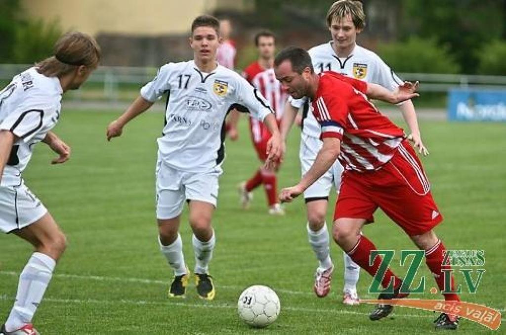 Sarkanajā tērpā - Jelgavas komandas kapteinis Viktors Rezjapkins.
Autors: Agris Samcovs.