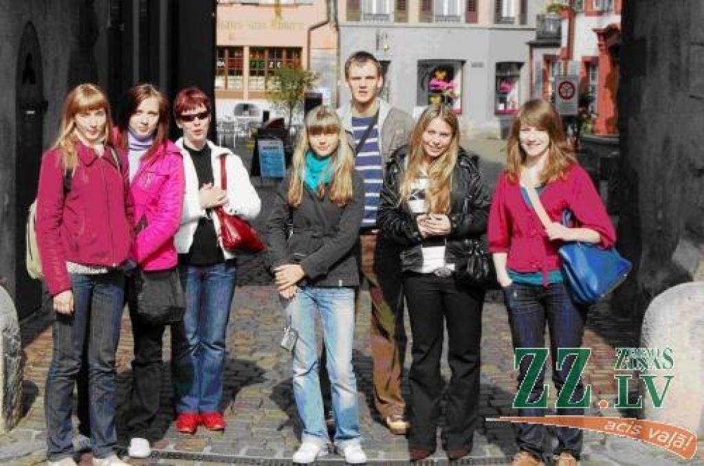 Eseju konkursa «Zenta Mauriņa Eiropas kultūru dialogā» uzvarētāji (no kreisās): Ilze Laurinaite, Vizbulīte Rudzone, skolotāja Antra Latiša, Lelde Paulsone, Artūrs Rikveilis, Sintija Vintere un Rute Kleina.
Autors: No Rutes Kleinas personīgā albuma.