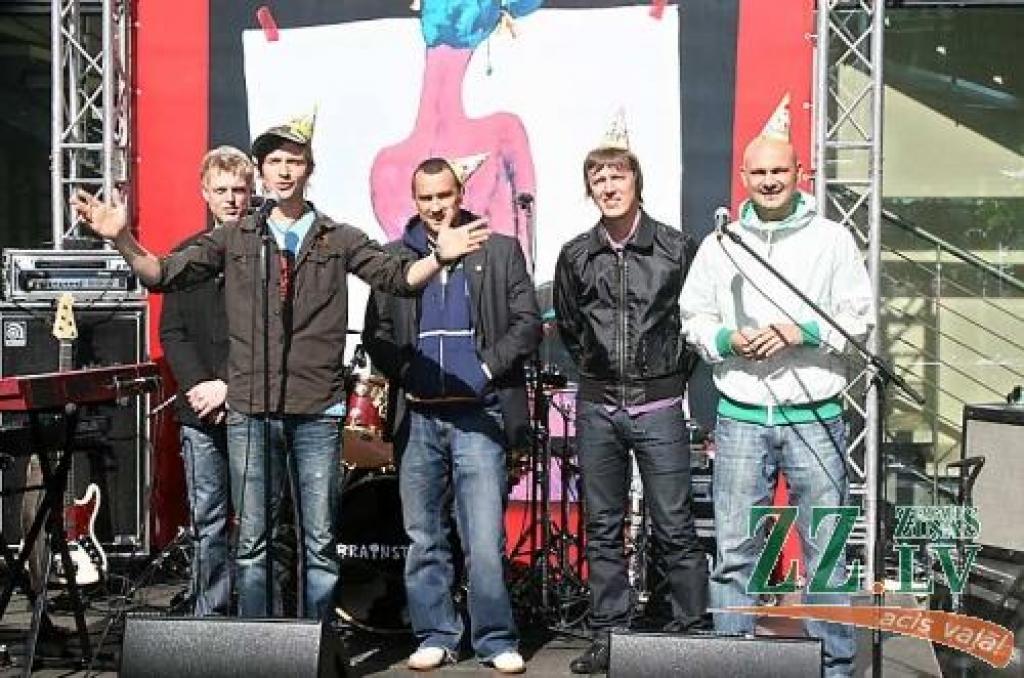 «Prāta Vētra» no skatuves uzrunā klātesošos.
Autors: Agris Samcovs.