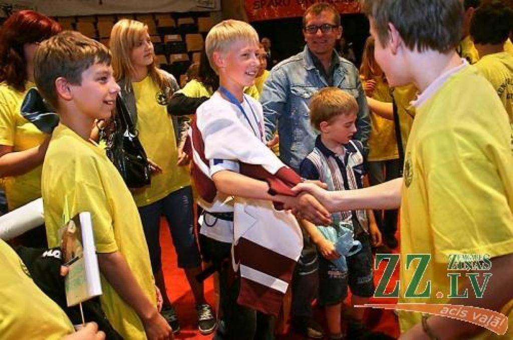 Reinis Štelmahers saņem apsveikumus sakarā ar izcīnīto otro vietu konkursā «Superpuika 2008».
Autors: Agris Samcovs.