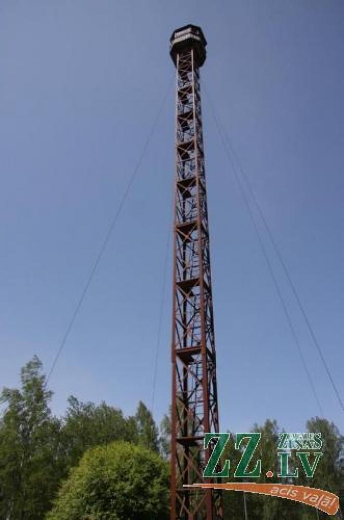 No 42 metrus augstā torņa paveras skats desmit līdz divdesmit kilometru attālumā. Meža ugunsgrēku parasti var nopeilēt no vairākiem torņiem. Nosakot šo peilējuma krustpunktu, diezgan precīzi var noteikt ugunsgrēka koordinātas.
Autors: Krišjānis Grantiņš.