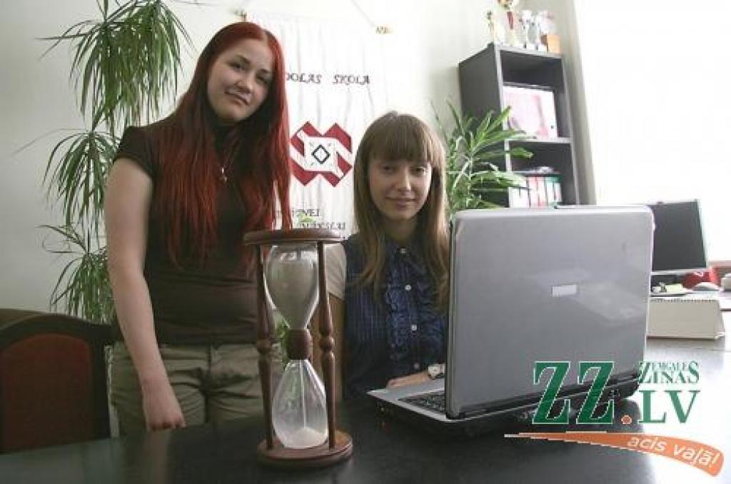 Spīdolas ģimnāzijas 12.klases skolnieces Jekaterina Čižova (pa labi) un Lalita Opārija apsver izmantot nopelnīto iespēju – bez maksas studēt Vides zinātni Latvijas Universitātē.
Autors: Inga Karlinska.