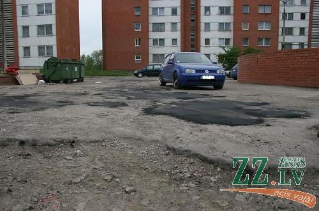 Mazākās bedres jau salāpītas, lielās vēl nē...
Autors: Inga Karlinska.