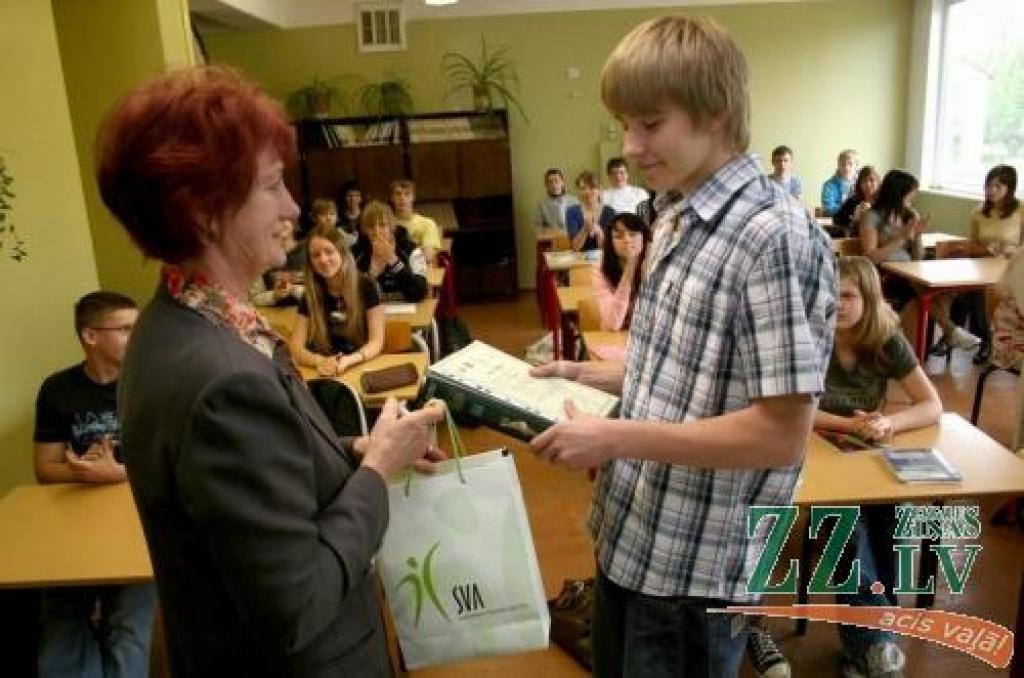 Dāvi Vecmuktānu apbalvo SVA Veselības veicināšanas koordinētāja Zemgales reģionā Velta Lagzdiņa.
Autors: Agris Samcovs.