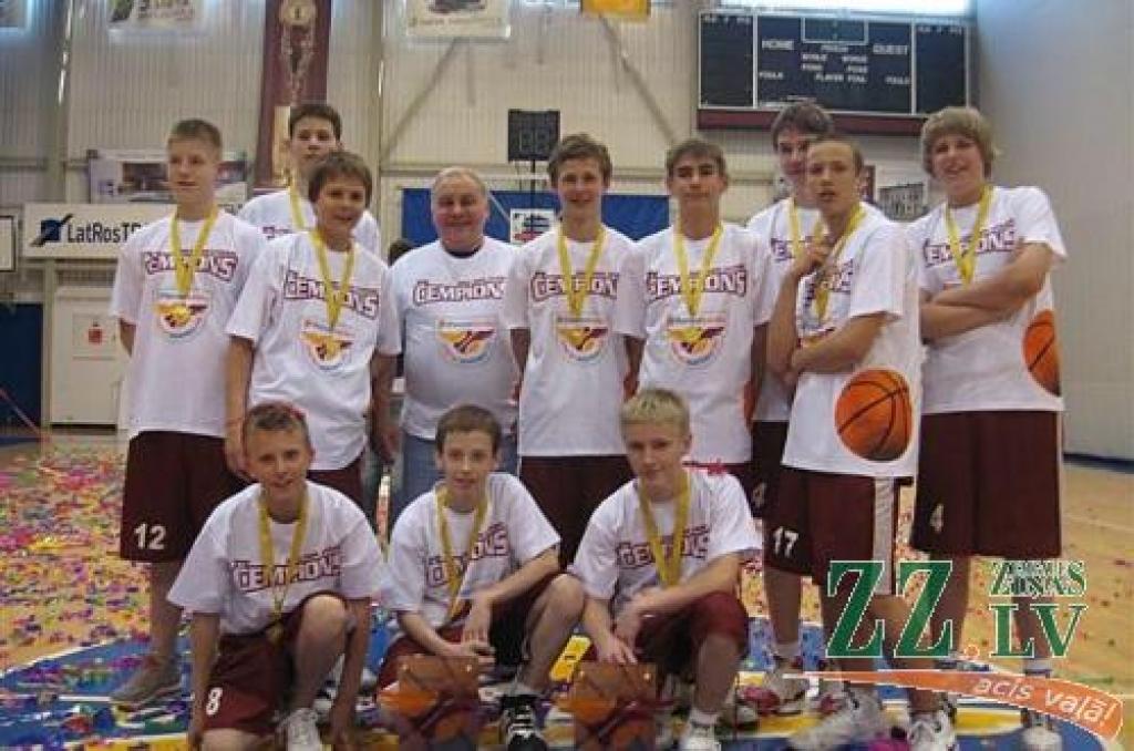 Hansabankas jaunatnes basketbola līgas kausa ieguvēji C-2 grupā - «Zemgale/BJSS».
Autors: No komandas arhīva.