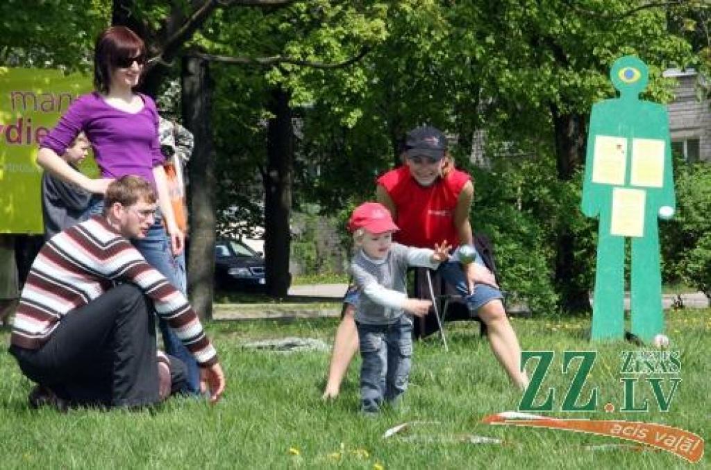 Vai metāla bumbu izdosies veiksmīgi trāpīt mērķī?
Autors: Krišjānis Grantiņš.