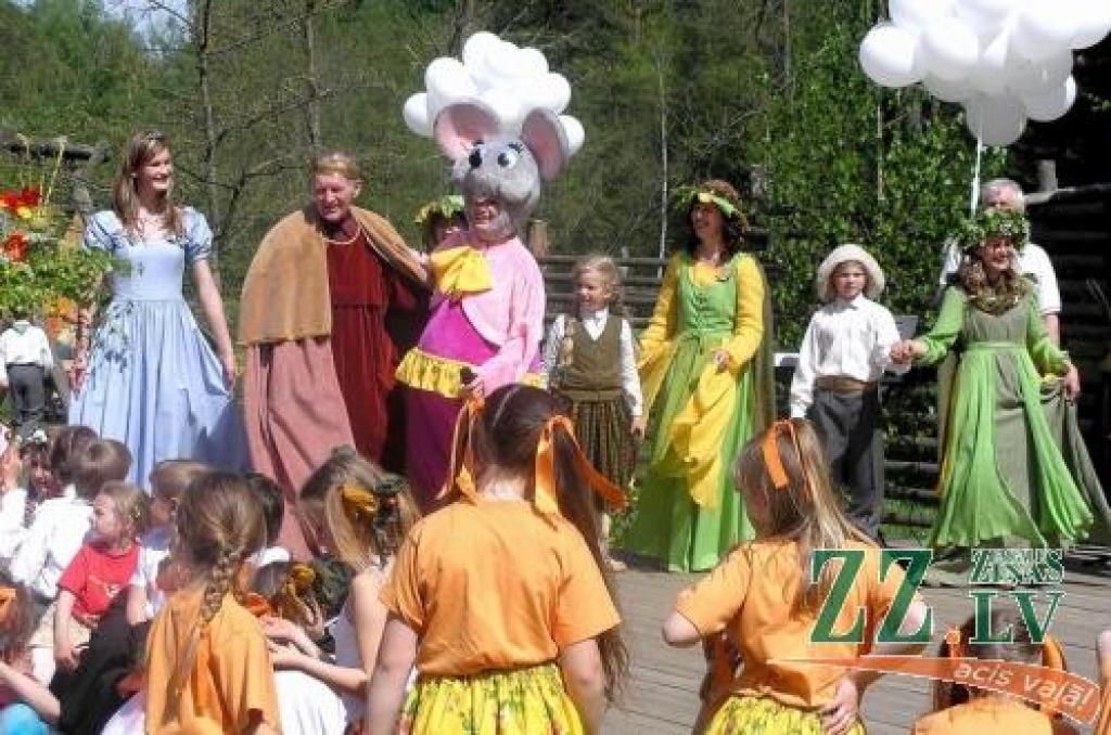 Parka jubilejas svinībās Pasaku mežā un Rotaļu laukumā ciemiņus sagaidīja Meža ķēniņš ar princesi, Meža mātes, lieli un mazi Rūķi, Sila raganiņa un Sīkstulis ar kalponi, kas mudināja pasaulē raudzīties bērna acīm.
Autors: Dace Diržine.