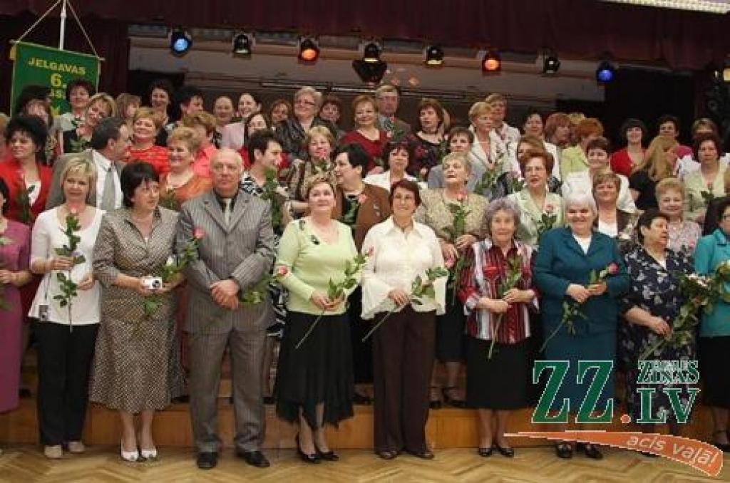 Kopbilde ar «jubilāres» skolotājiem – bijušajiem un tagadējiem.
Autors: Krišjānis Grantiņš.