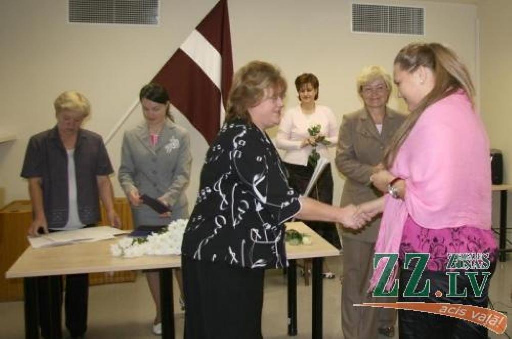 Apliecinājumu par uzņemšanu Latvijas pilsonībā naturalizācijas kārtībā no Naturalizācijas pārvaldes Jelgavas reģionālās nodaļas vadītājas Silvijas Kaufeldes saņem Olga Matone.
Autors: Inga Karlinska.