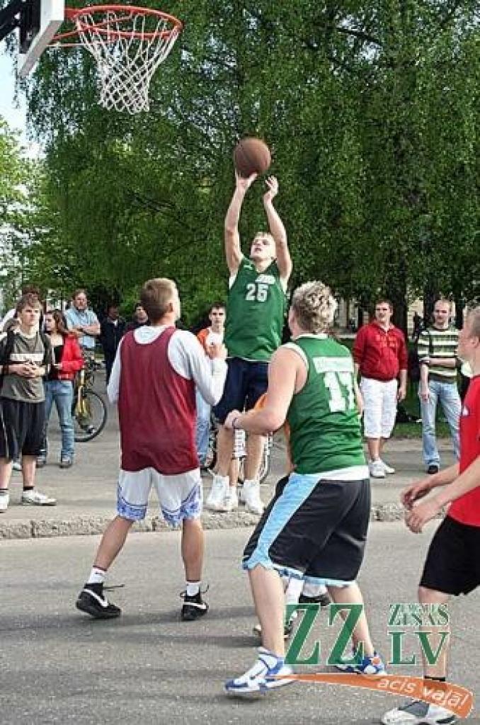 «Kunduss» no 1.ģimnāzijas (zaļajos krekliņos) spēlē pret 4.vidusskolas komandu «Saite ir smuks».
Autors: Agris Samcovs.