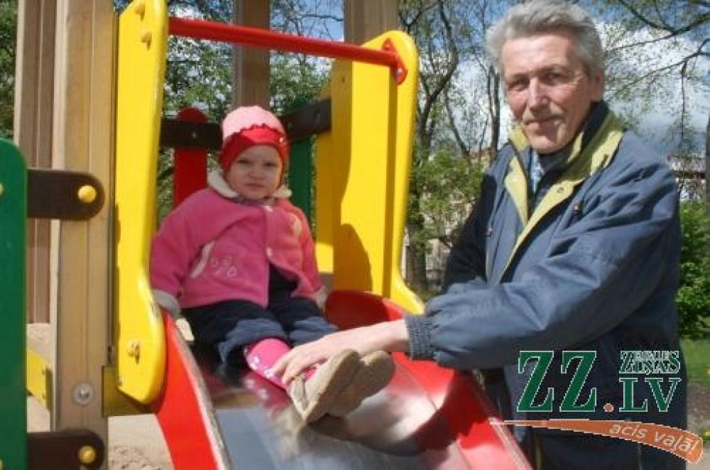 Andris Rihards Sakss ar mazmeitiņu Annu.
Autors: Agris Samcovs.