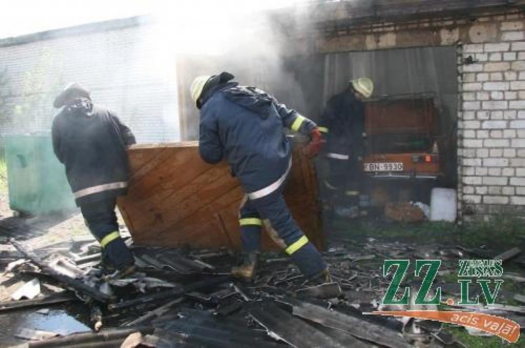 Pēc durvju demontāžas atklājās, ka garāžā atrodas auto.
Autors: Inga Karlinska.