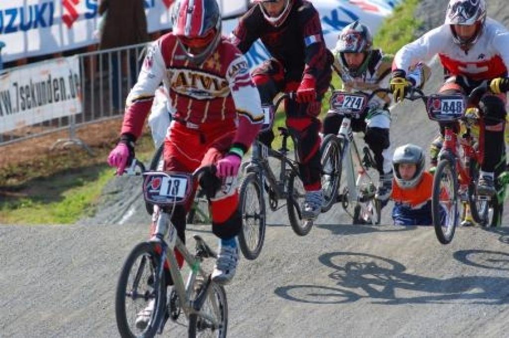 Klāva Lisovska 18.numuram Velterštates trasē ir ne tikai atpazīšanas, bet arī informatīvs raksturs. Vieninieks apliecina, ka pērn viņš Eiropas čempionātā (1) ieņēmis astoto (8) vietu (nākamgad pēc šā principa čempionam pienāksies 11.numurs). Pasaules čempionāta astoņi finālisti savukārt nopelna attiecīgo viencipara skaitli.
Autors: No personīgā arhīva.