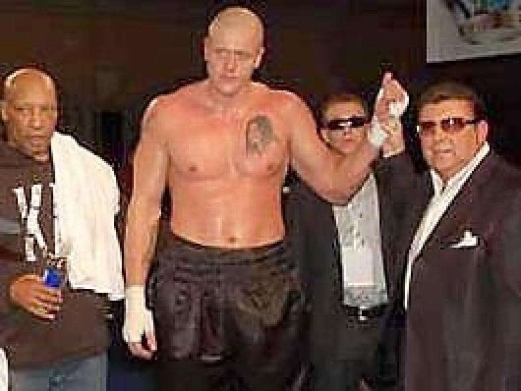 Kaspars Kambala un viņa treneris Džordžs Stīls (pa kreisi).
Autors: www.lasvegassun.com