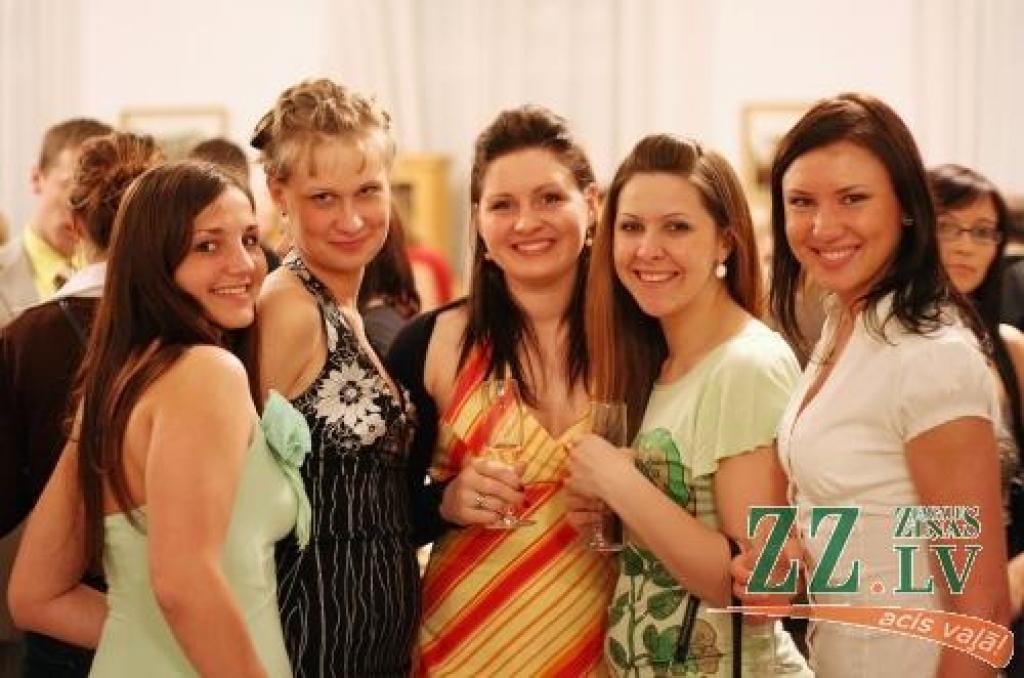 Pašreizējā pašpārvaldes vadītāja Laila Ozola (otrā no kreisās) ar Lauku inženieru fakultātes rosīgākajām pārstāvēm.
Autors: Guntars Kirovainis.