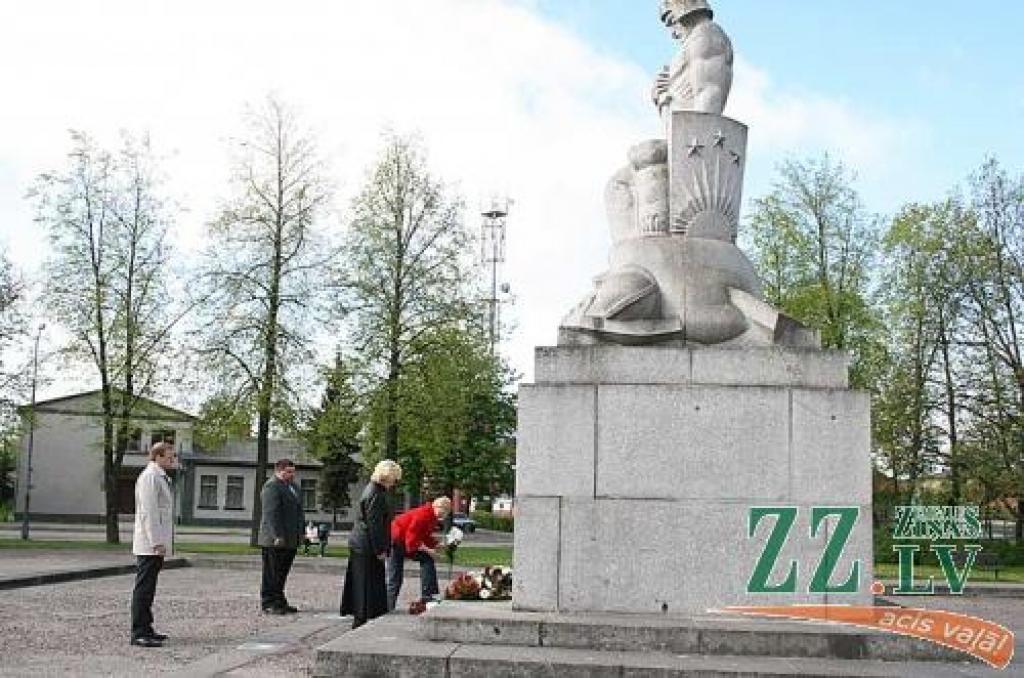 Ziedu nolikšana pie Lāčplēša pieminekļa.
Autors: Agris Samcovs.