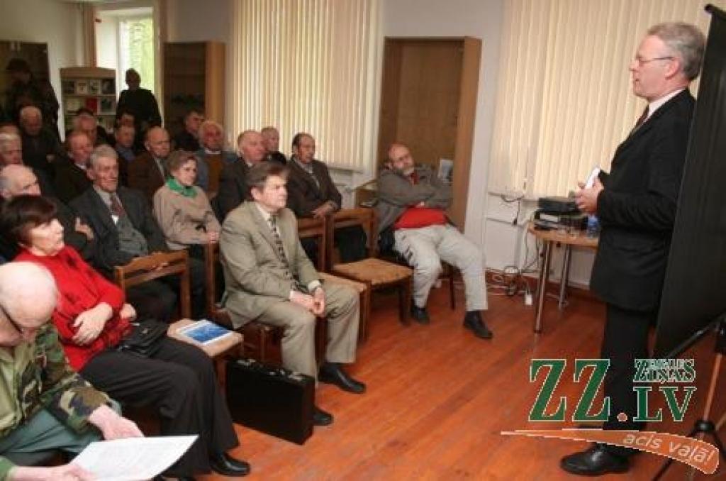 «Tolaik, kad Latvija atradās starp divām naidīgām totalitārajām lielvarām, neatkarības zaudēšana bija neizbēgama,» uzskata vēsturnieks A.Lerhis.
Autors: Agris Samcovs.