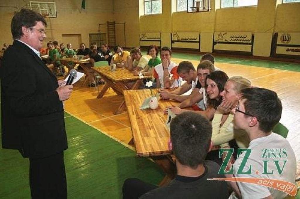 Pirmais erudītu konkursa jautājums pārtikas tehnologiem «Kas vada Fundamentālo bibliotēku?» paliek neatbildēts.
Autors: Agris Samcovs.