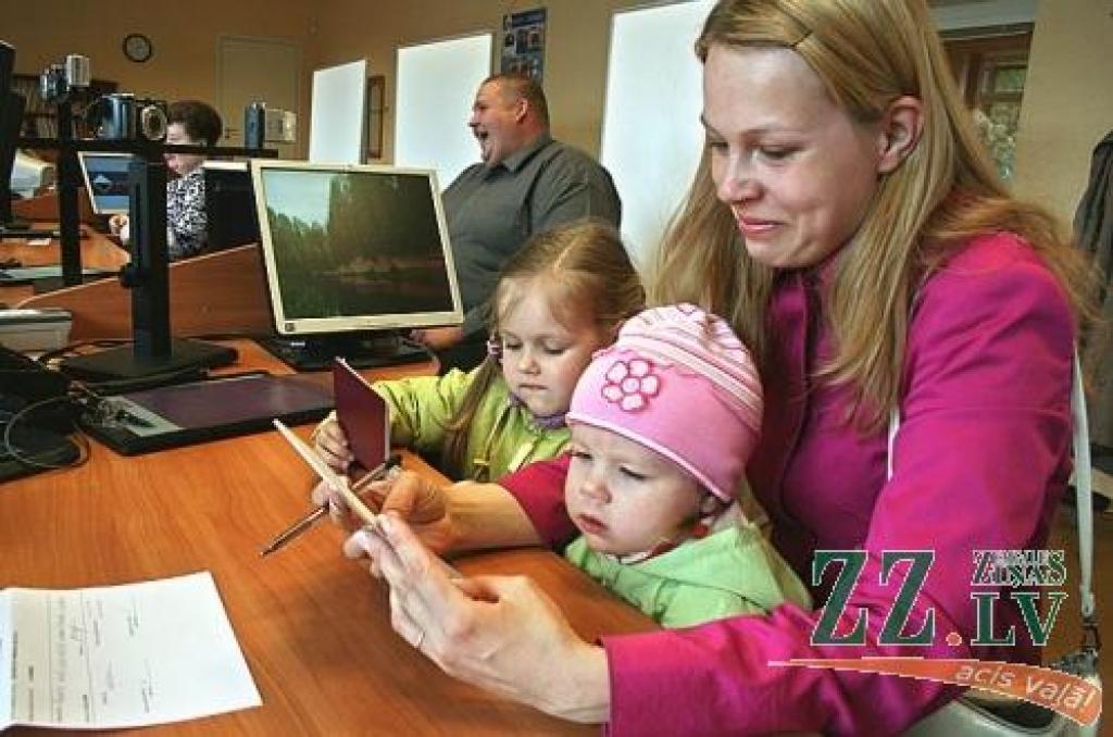 Iveta Brolīte plāno meitām Martai Paulai un Līvai Beātei parādīt Stokholmu, tāpēc dokumentus kārto savlaicīgi – šķērsojot robežu, tie nepieciešami arī bērniem.
Autors: Agris Samcovs.