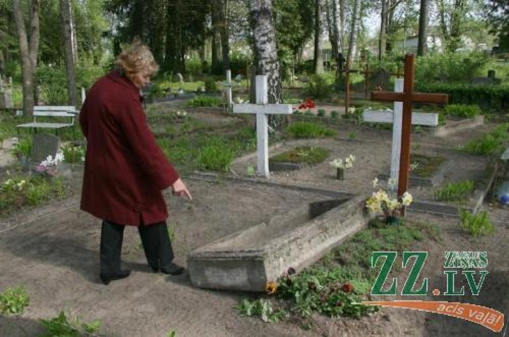 Pagaidām nezināmu motīvu vadīti, ļaundari šopavasar jau trešo reizi apgānījuši Monikas kundzes radu kapu kopiņas. Pirms septiņdesmit gadiem uzliktais vairāk nekā simts kilogramus smagais futlāris atkal pārlikts citā vietā, bet uz vecā apbedījuma smiltīs iezīmēta vieta jaunai kapa vietai.
Autors: Inga Karlinska.