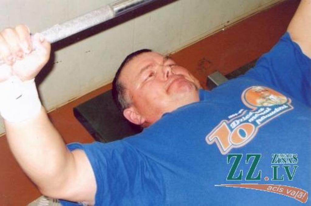 Neliels koncentrēšanās brīdis, un Aleksandram Smelovam padosies kārtējais rekordsvars.
Autors: No kluba «Apolons» arhīva.