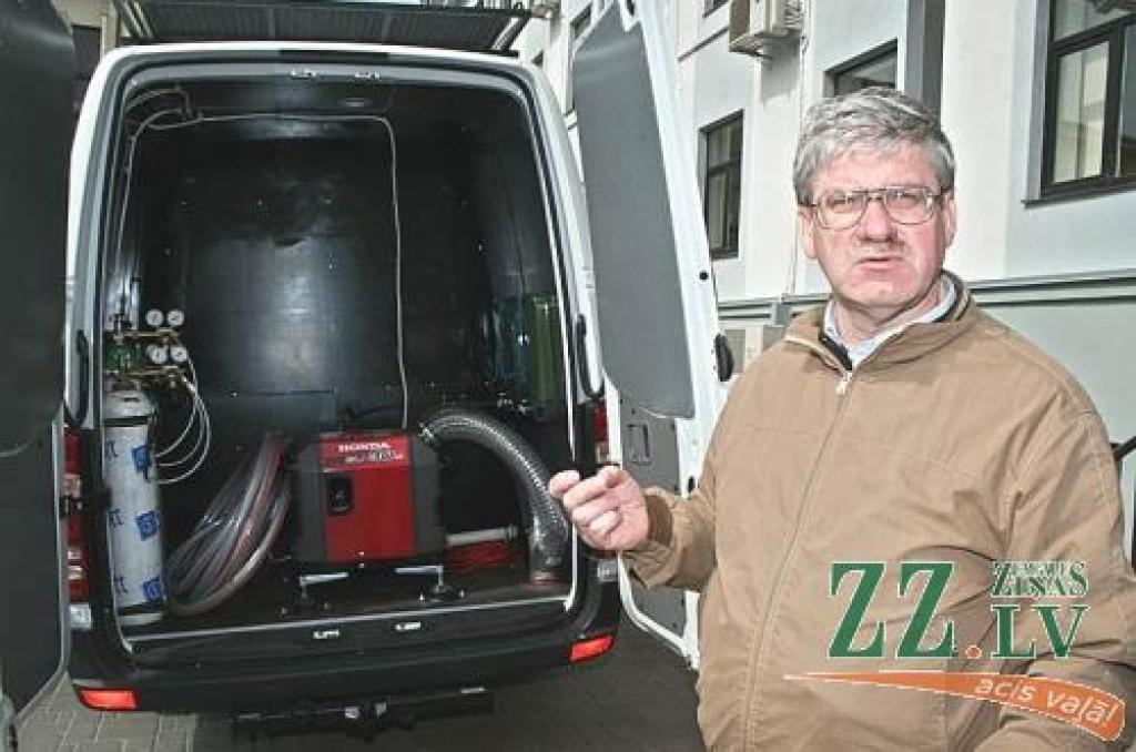 Mobilās gaisa kontroles laboratorijas piegādātājas SIA «Adrona» pārstāvis Agris Kļaviņš pie Jelgavas krīzes vadības centra jaunieguvuma.
Autors: Agris Samcovs.