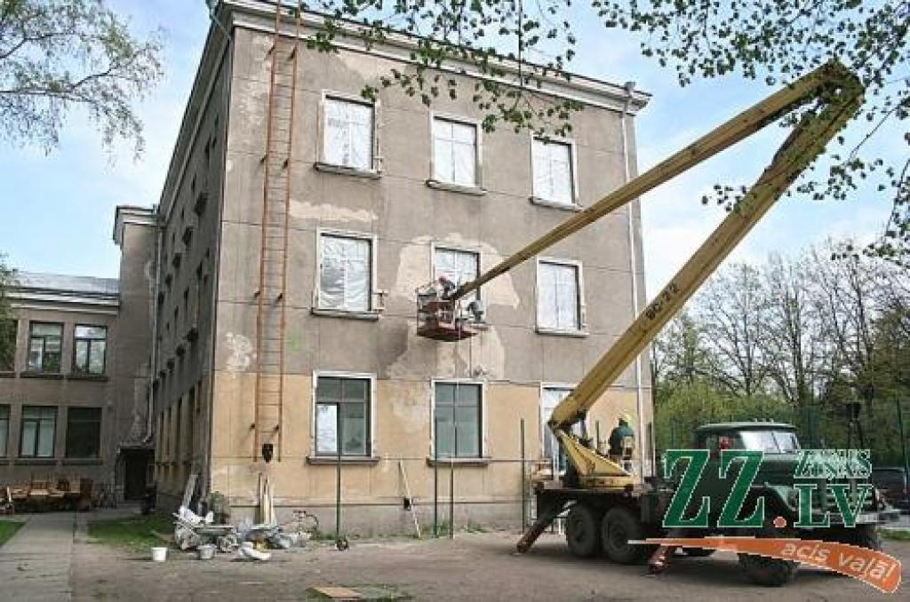 SIA «Slokas Celtnieks» Spīdolas ģimnāzijā turpina sakārtot fasādes logu ailes.
Autors: Agris Samcovs.