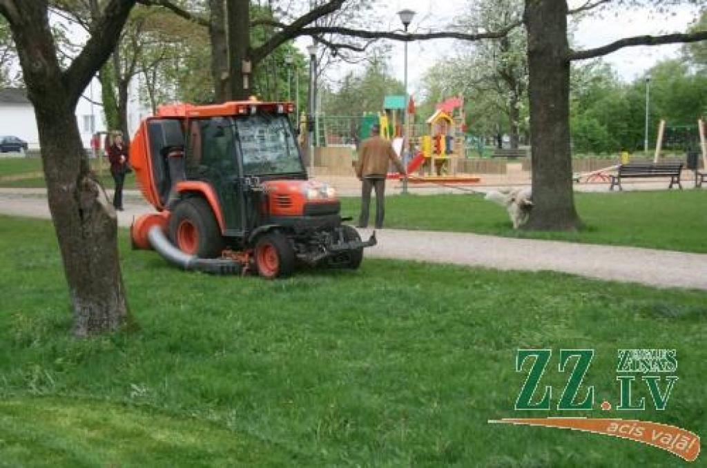 Ozolskvērā jau agrā otrdienas rītā gan vairākus gadus augušo, gan tikai pērn pēc skvēra labiekārtošanas sadīgušo zālienu pļāva SIA «Kulk» tehnika.
Autors: Inga Karlinska.