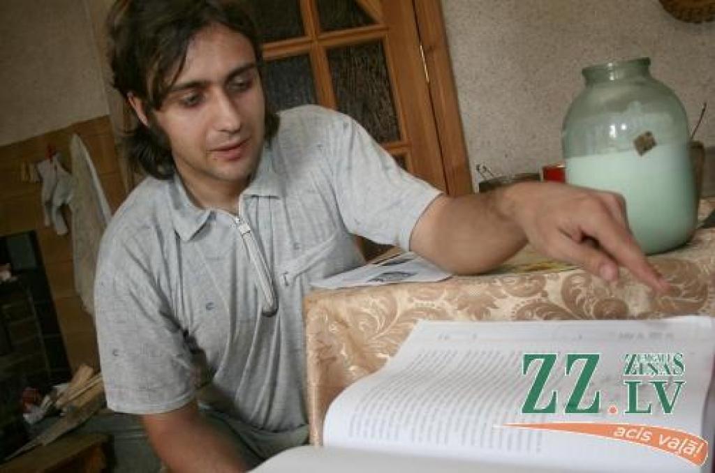 Uz galda trīslitru burkā smaržo pirms stundas slaukts piens...
Autors: Agris Samcovs.