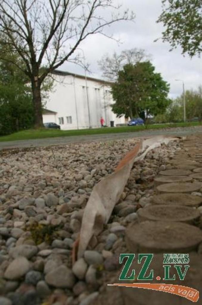 Lai arī nekādi nozīmīgi postījumi Ozolskvērā šopavasar atklājušies nav, zem oļiem ieklātajam segumam diezin vai būtu jābūt tik nekārtīgām malām.
Autors: Inga Karlinska.